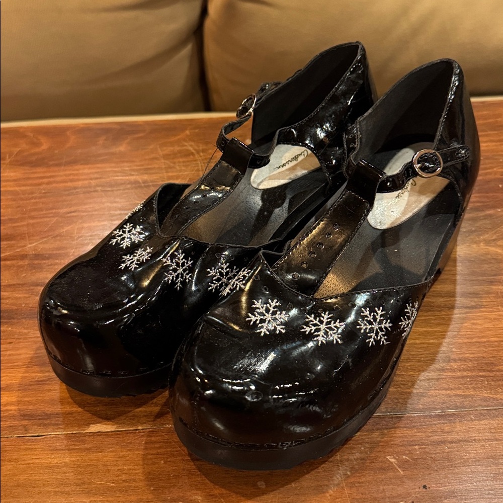 Hanna Andersson Black Patent T Strap 39 Shoe Holiday Snowflake 2” Women’s 8.5 9